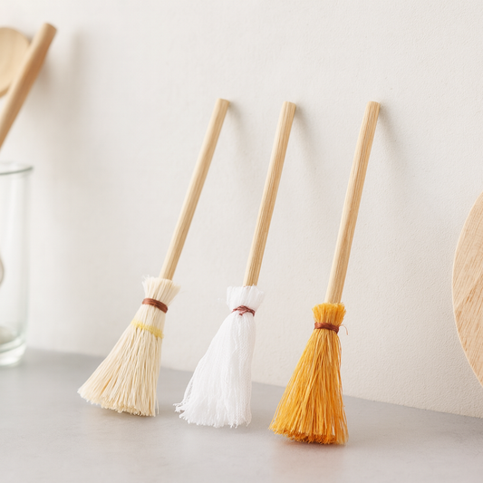 Miniatur Besen 3 Stück, ca. 10 cm, Holzbesen für Wichtelhaus und Deko