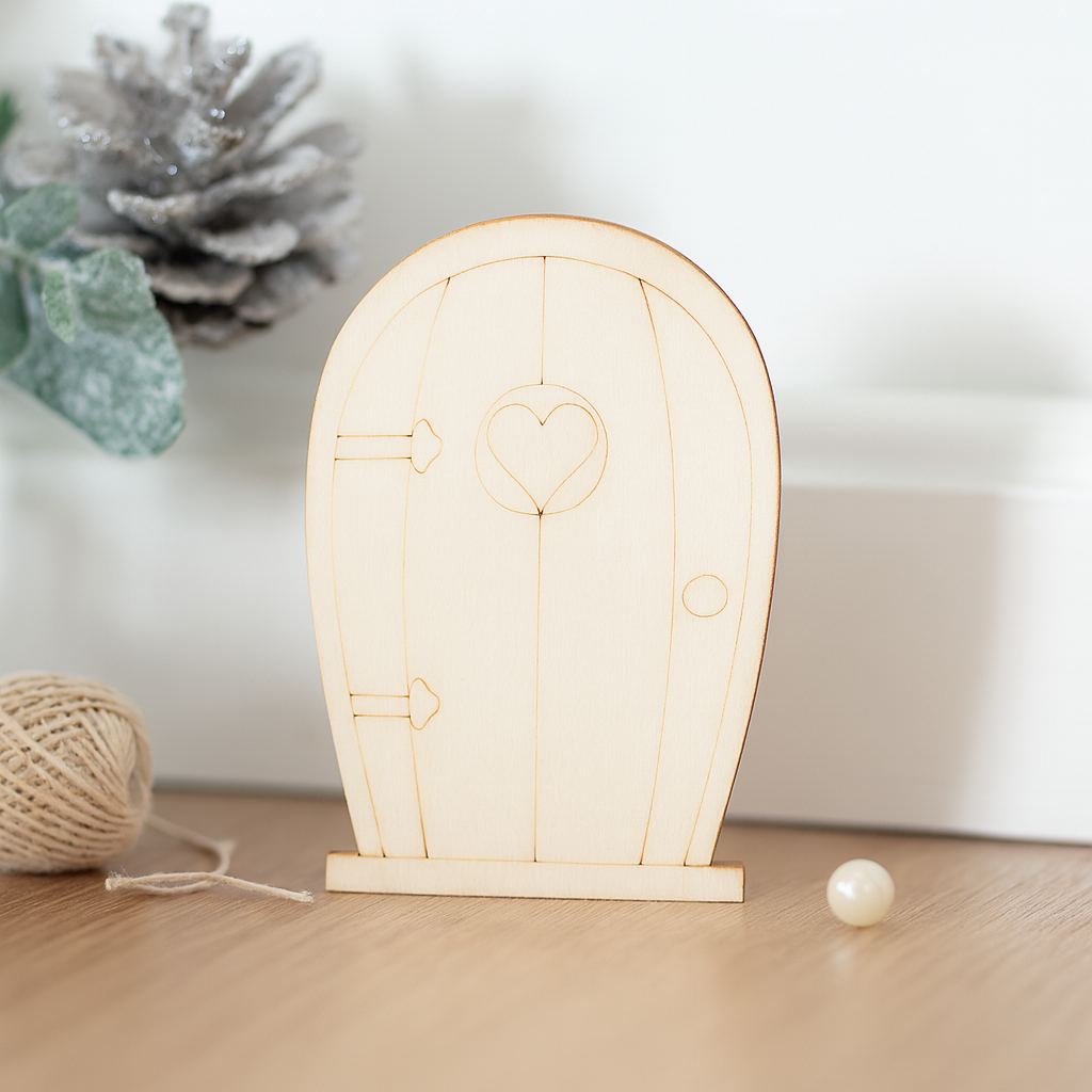 Miniatur Wichteltür rund aus Holz mit Herzmotiv, Wichtel Zubehör fürs Wichtelhaus