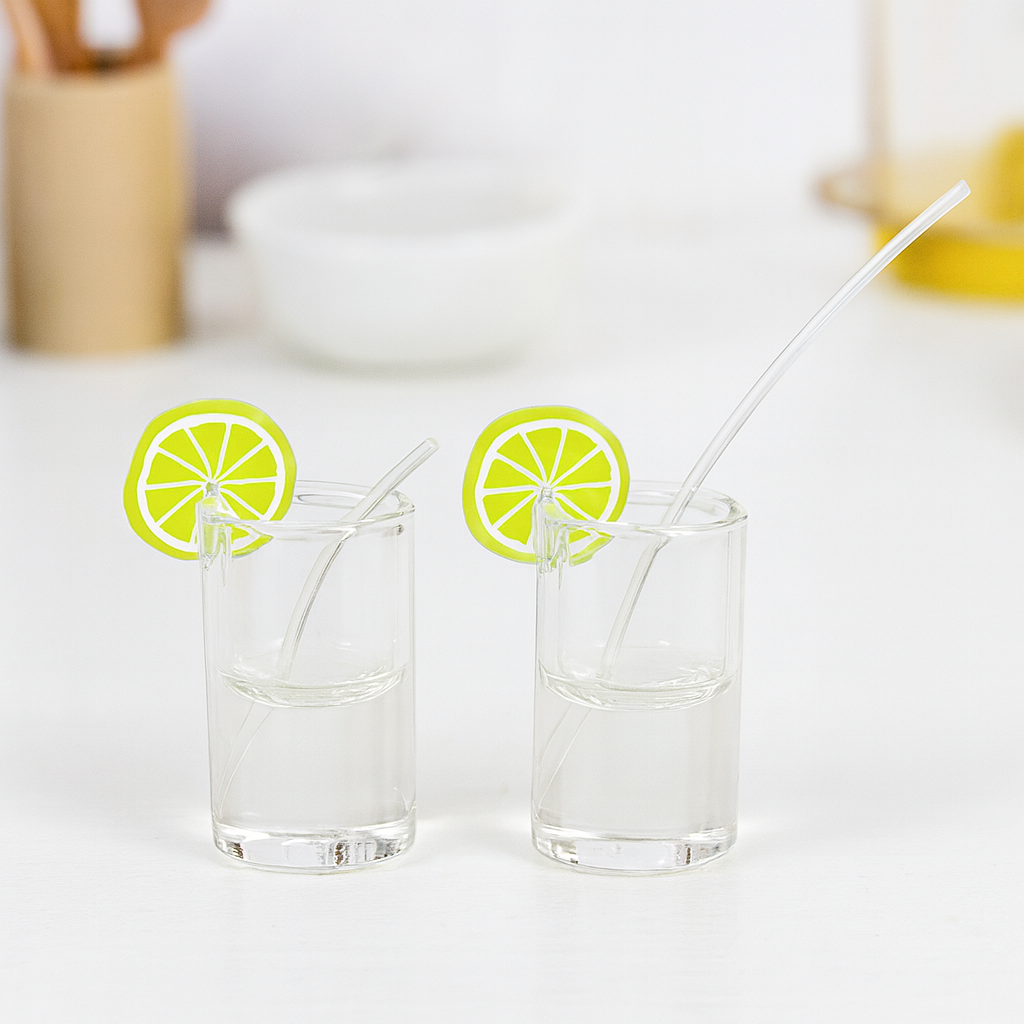 Miniatur Cocktailglas 1,2 cm mit Zitronenscheibe und Strohhalm – Wichtel Partydeko