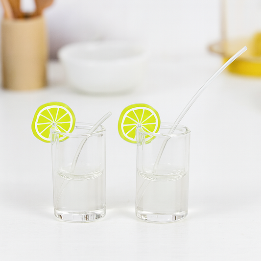 Miniatur Cocktailglas 1,2 cm mit Zitronenscheibe und Strohhalm – Wichtel Partydeko