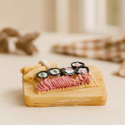 Miniatur Asia Tablett mit Sushi aus Polyresin als Wichtel Zubehör