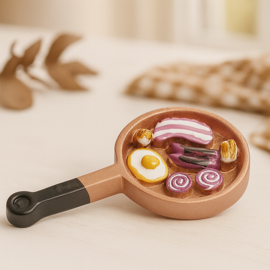 Miniatur Bratpfanne mit Frühstück aus Polyresin als Wichtel Zubehör