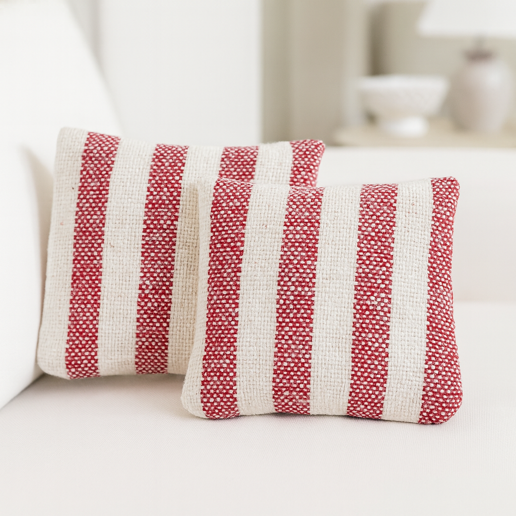 Miniatur Kissen rot weiß gestreift aus Stoff als Wichtel Zubehör