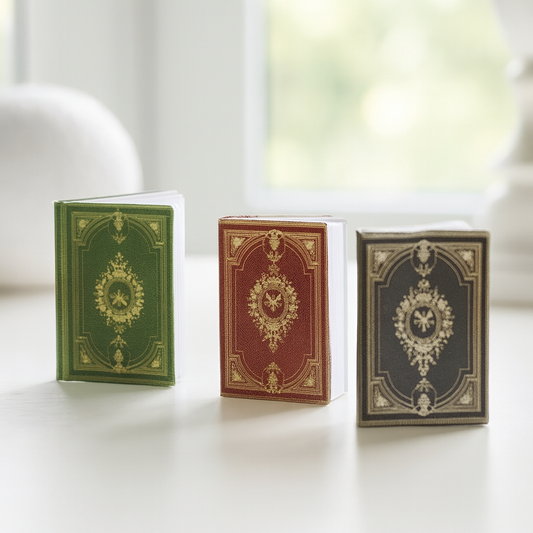 Drei Miniatur Bücher in den Farben Grün, Rot und Schwarz mit goldenen Ornamenten, Wichtel Zubehör und Dekoration für Geldgeschenke.