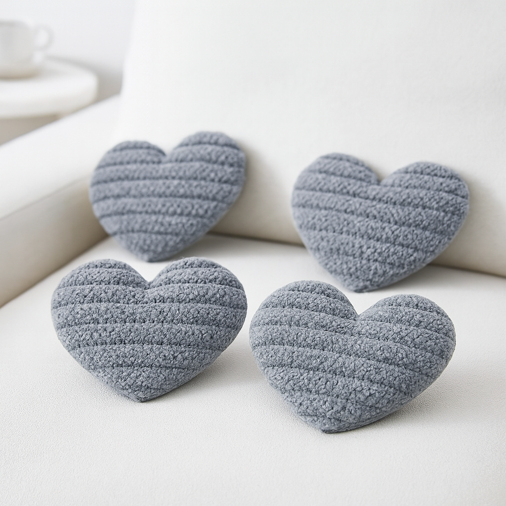Miniatur Stoffherz Kissen grau als Wichtel Zubehör für das Wichtelhaus