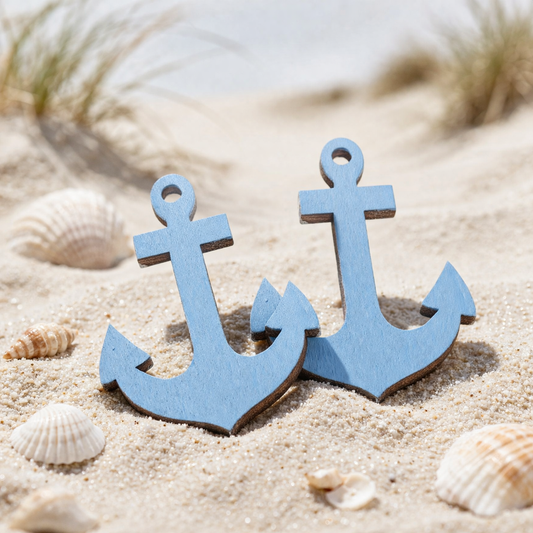 Zwei kleine blaue Holz Anker Miniaturen mit sichtbarer Holzstruktur, maritime Streudeko