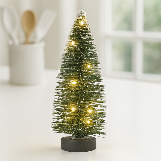 Miniatur Tanne grün mit Schnee und LED-Beleuchtung als Wichtel Zubehör zu Weihnachten