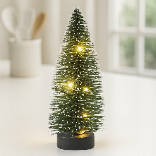 Miniatur Tanne grün mit Schnee und LED-Beleuchtung 20 cm als Wichtel Zubehör zu Weihnachten