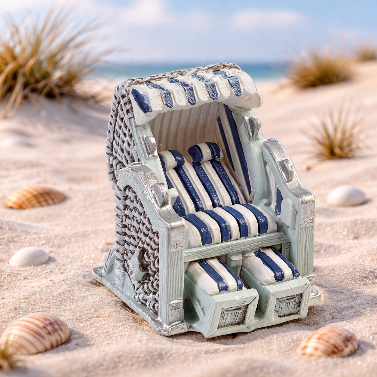 Miniatur Strandkorb blau weiß 3,5cm aus Polyresin maritimes Sommer Dekofigur für Diorama Modellbau Puppenhaus Tischdekoration