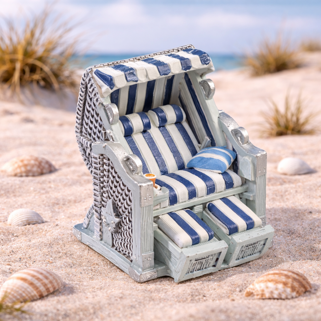 Miniatur Strandkorb blau weiß 6,5cm aus Polyresin mit Kissen maritimes Sommer Dekofigur für Diorama Modellbau Puppenhaus