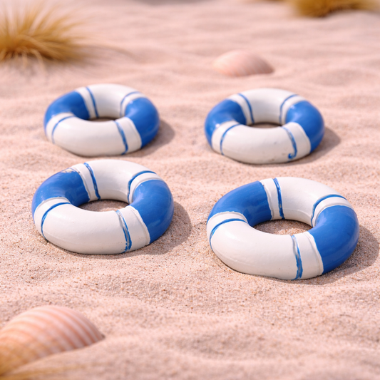 Rettungsring Miniatur 4er Set 2,3cm 2D Polyresin blau weiß mit Klebepunkt Dekofigur für Diorama Modellbau Puppenhaus Geldgeschenk Zubehör