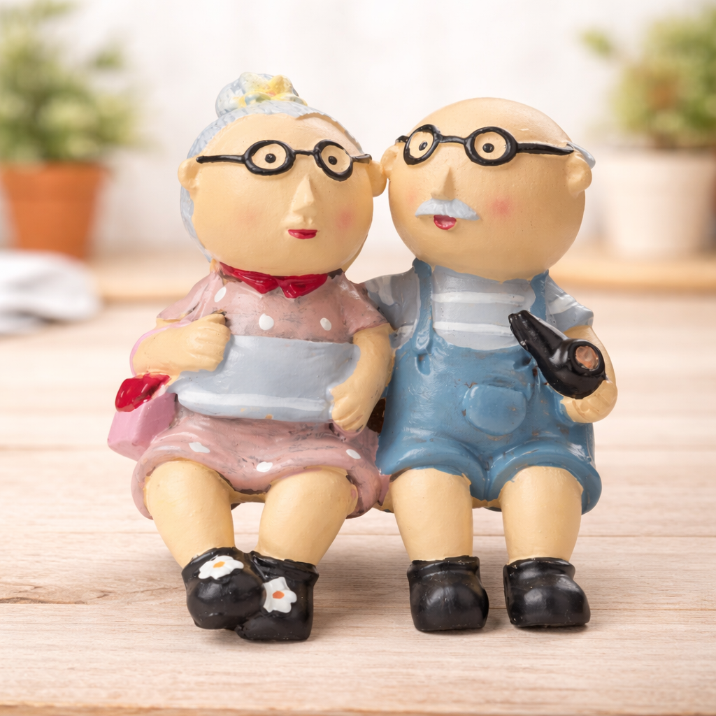 Dekofigur Oma und Opa Miniatur 6 cm Polyresin sitzend für Geldgeschenk Diorama Modellbau Puppenhaus