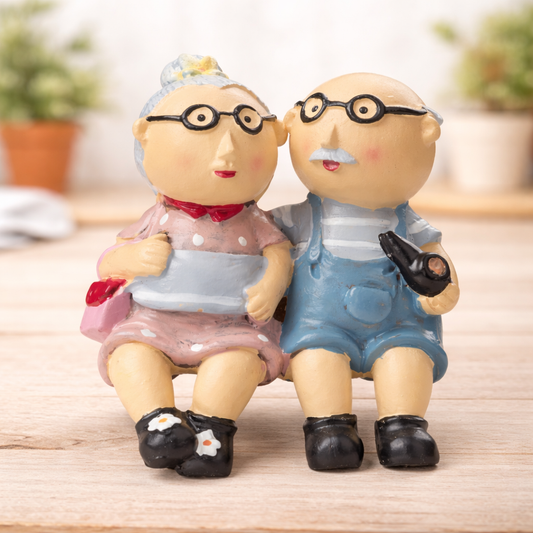 Dekofigur Oma und Opa Miniatur 6 cm Polyresin sitzend für Geldgeschenk Diorama Modellbau Puppenhaus