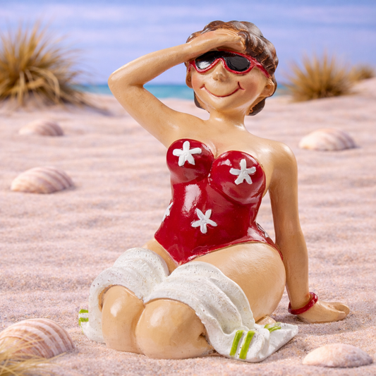 Dekofigur Badeurlauberin aus Polyresin ca. 10cm sitzt am Strand mit Sonnenbrille roter Badeanzug Miniatur für Urlaub Geldgeschenk Diorama Puppenhaus