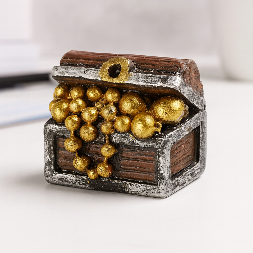 Miniatur Schatzkiste aus Polyresin mit goldenen Kugeln als Dekofigur für Geldgeschenk Zubehör Diorama Modellbau Puppenhaus
