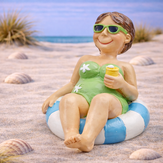 Badeurlauberin im Schwimmreif 9,5cm aus Polyresin als Dekofigur für Urlaub Geldgeschenk Diorama Modellbau Puppenhaus