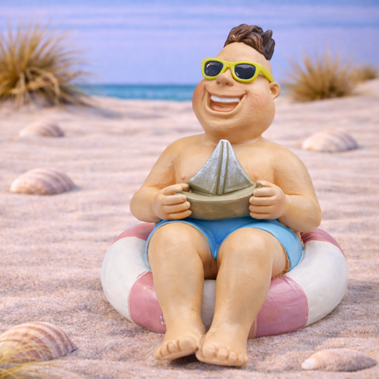 Badeurlauber im Schwimmreif 10cm aus Polyresin mit Segelboot als Dekofigur für Urlaub Geldgeschenk Diorama Modellbau Puppenhaus