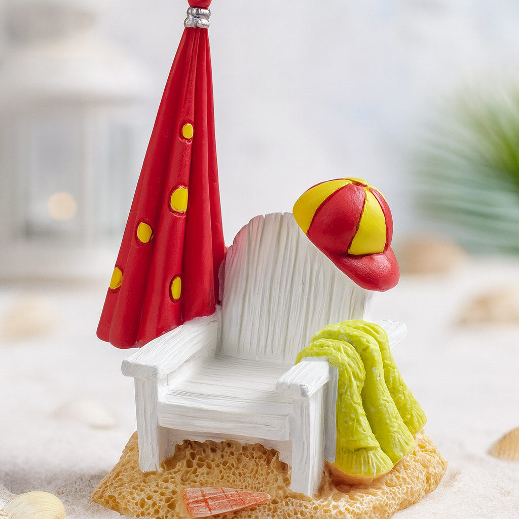 Dekofigur Strandstuhl mit rotem Sonnenschirm und Handtuch auf Sand, Miniatur aus Polyresin für Urlaub Deko, Geldgeschenk Zubehör und Diorama
