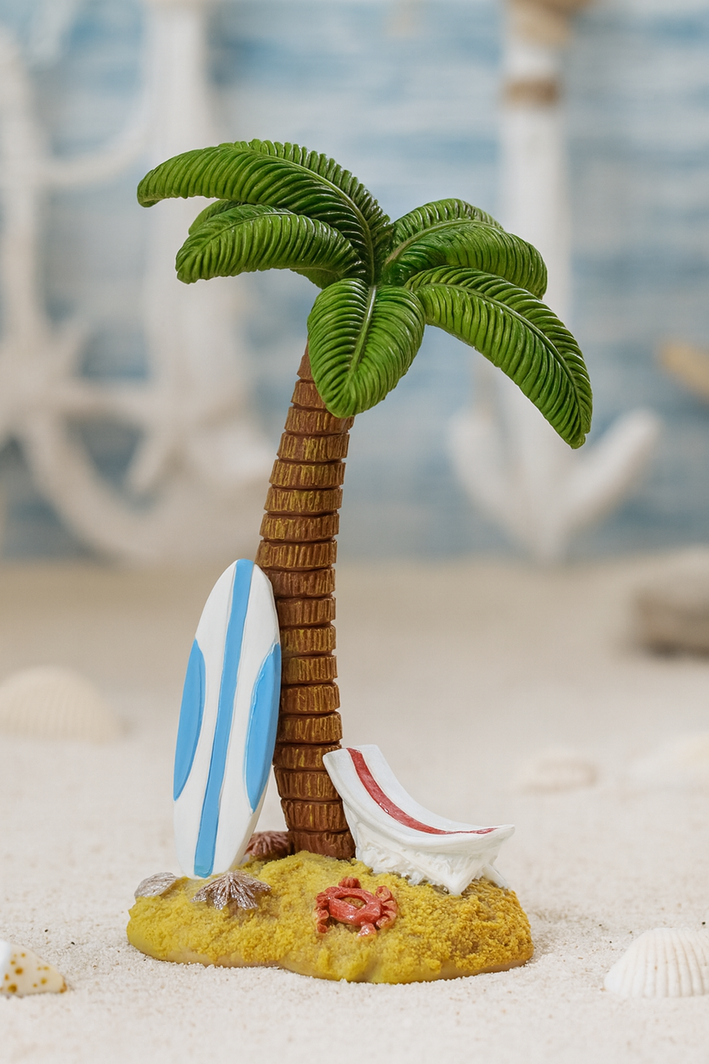 Dekofigur Palme mit Surfbrett und Liege auf Sand, Miniatur aus Polyresin für Urlaub Deko, Geldgeschenk Zubehör und Diorama