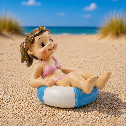 Badekind Mädchen Miniatur Dekofigur im Schwimmreif aus Polyresin für Urlaub Strand Reisen Geldgeschenk Diorama Modellbau Puppenhaus