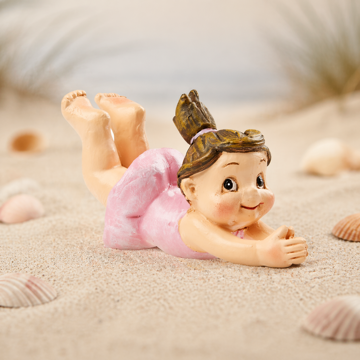Badekind Mädchen schwimmend Miniatur Dekofigur aus Polyresin für Urlaub Strand Reisen Geldgeschenk Diorama Modellbau Puppenhaus