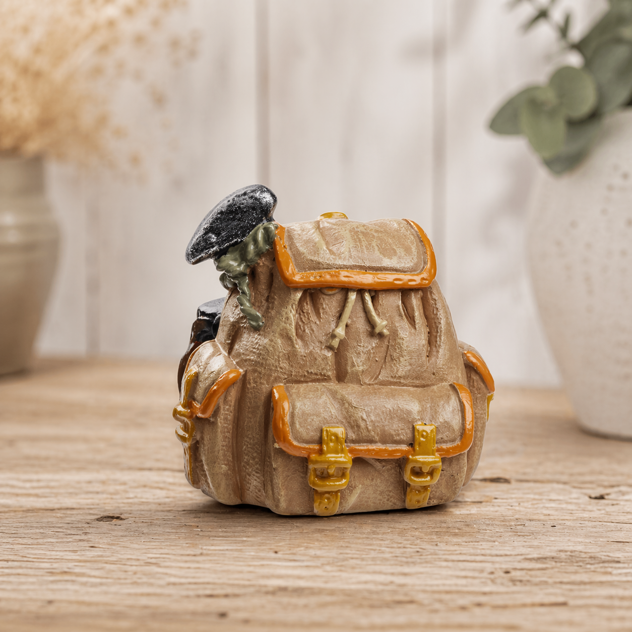 Miniatur Trekking Rucksack braun aus Polyresin 3,5cm für Wandern Reisen Diorama Modellbau Geldgeschenk Zubehör
