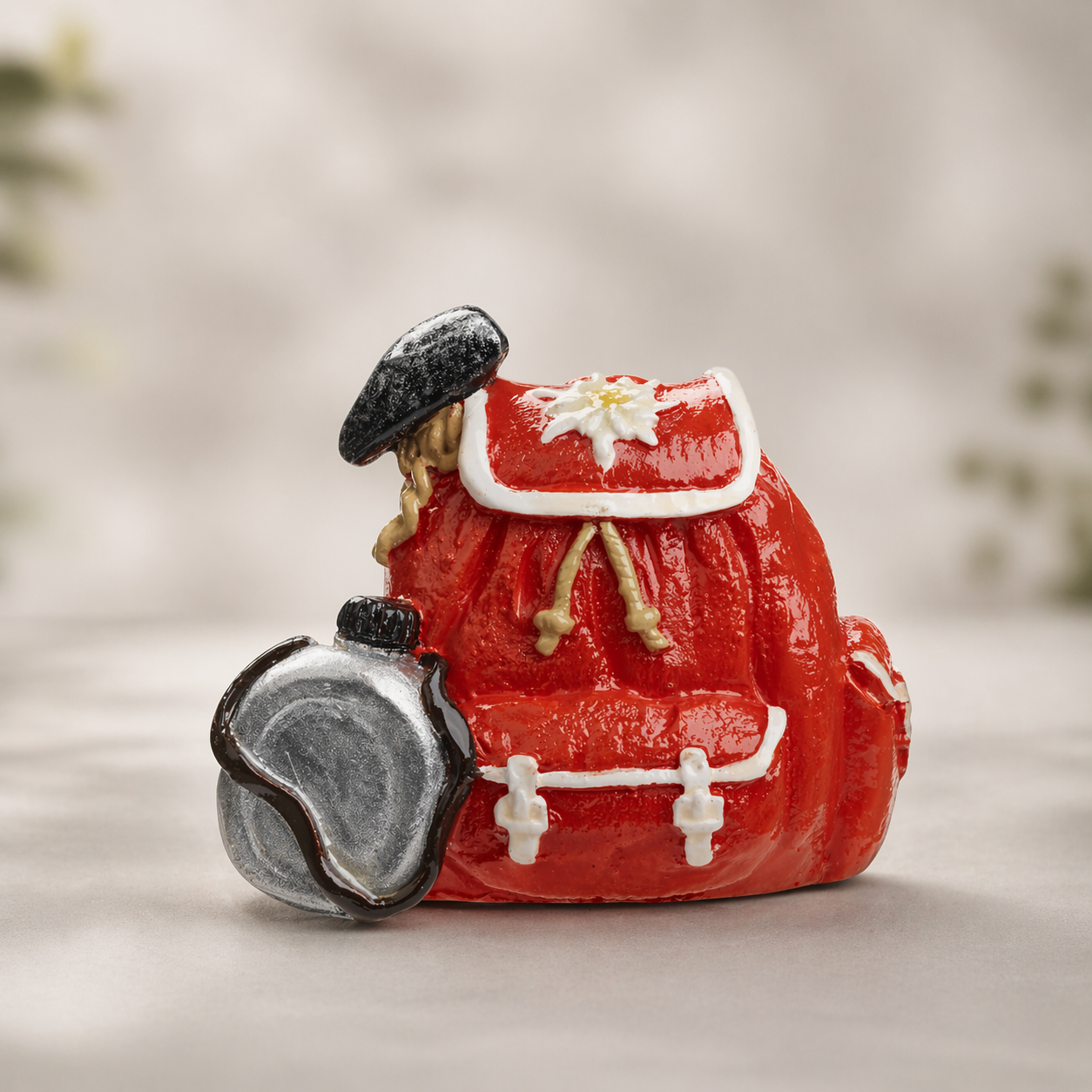 Miniatur Hiking Rucksack rot mit Edelweiß 3,5cm aus Polyresin für Wandern Reisen Diorama Modellbau Geldgeschenk Zubehör