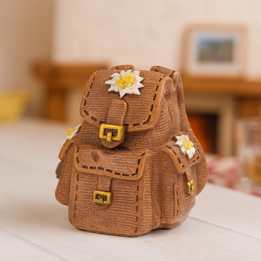 Miniatur Rucksack Dekofigur aus Polyresin 3cm braun Wandern Berge Reisen Urlaub Diorama Modellbau Bastelartikel