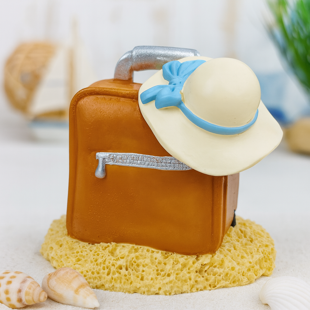 Miniatur Koffer Dekofigur mit Sommerhut aus Polyresin 4cm Reise Urlaub Geldgeschenk Zubehör Diorama Modellbau