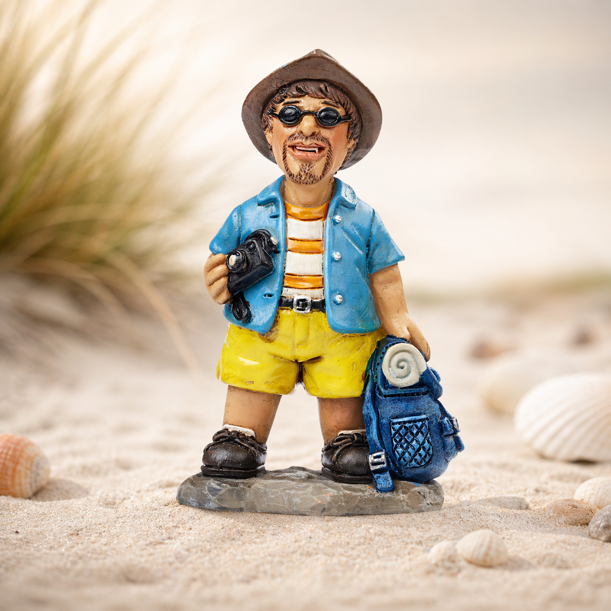 Dekofigur Tourist mit Rucksack und Kamera 7,5 cm Polyresin Miniatur für Reisen Urlaub Diorama Modellbau Geschenkidee