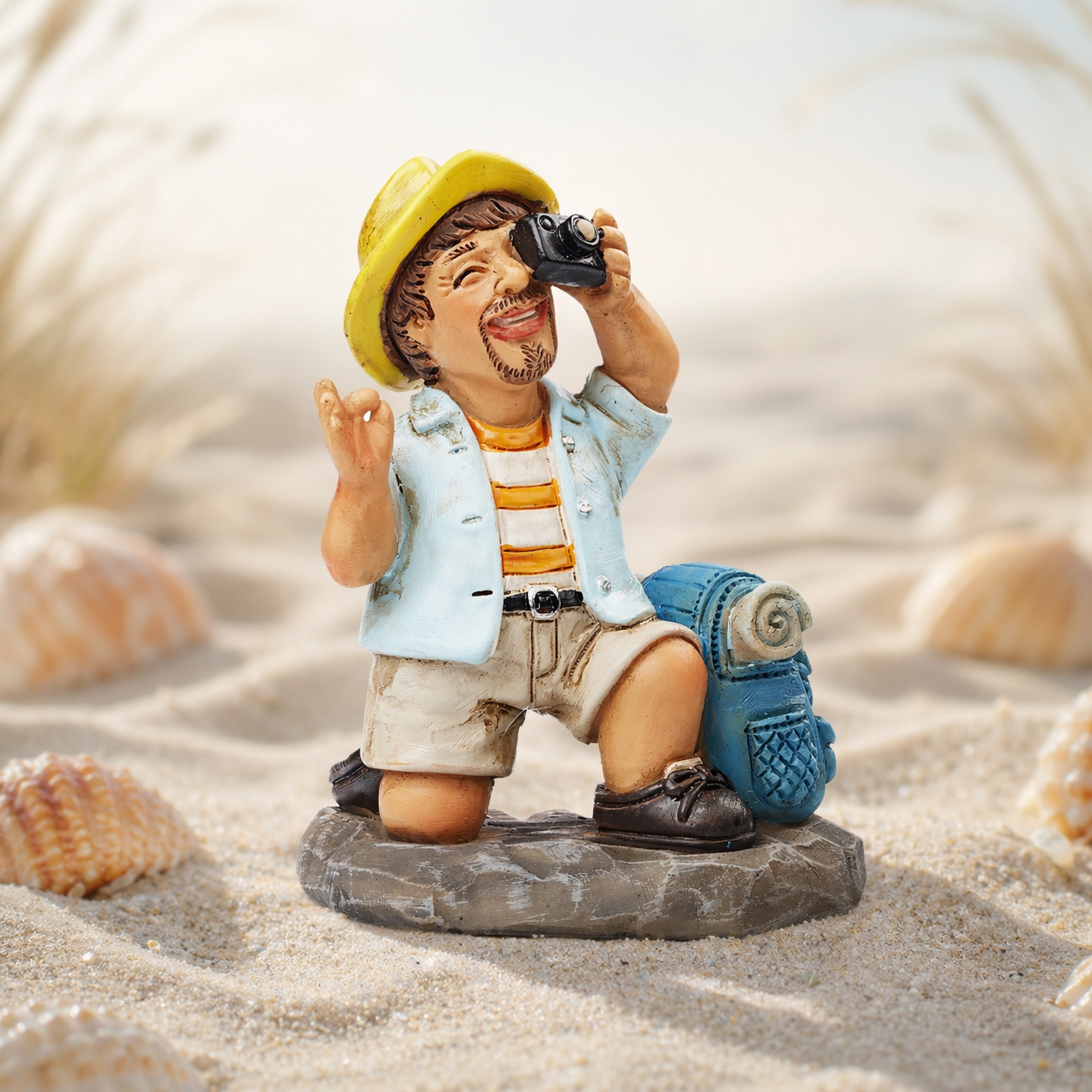 Dekofigur knieender Tourist mit Kamera und Rucksack 7,5 cm Polyresin Miniatur für Reisen Urlaub Diorama Modellbau