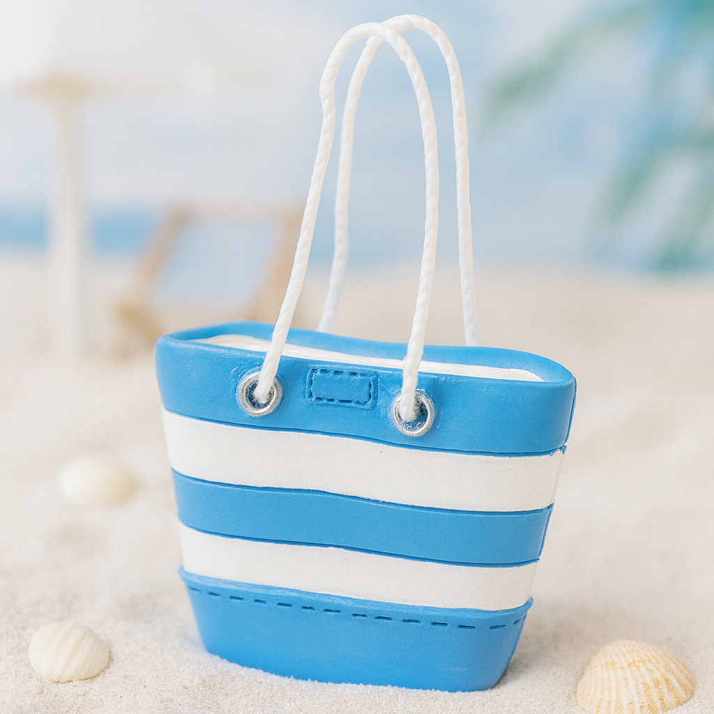 Miniatur Strandtasche blau weiß aus Polyresin mit Tragegriffen ca 3,7x4,5 cm Dekofigur für Urlaub Reisen Geldgeschenk Diorama Modellbau