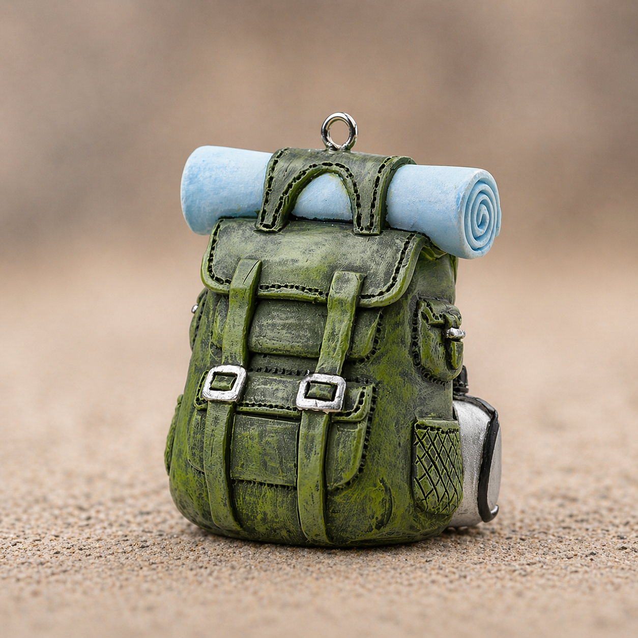 Dekofigur Rucksack grün Miniatur aus Polyresin mit Schlafrolle Reise Urlaub Geldgeschenk Zubehör Diorama Modellbau