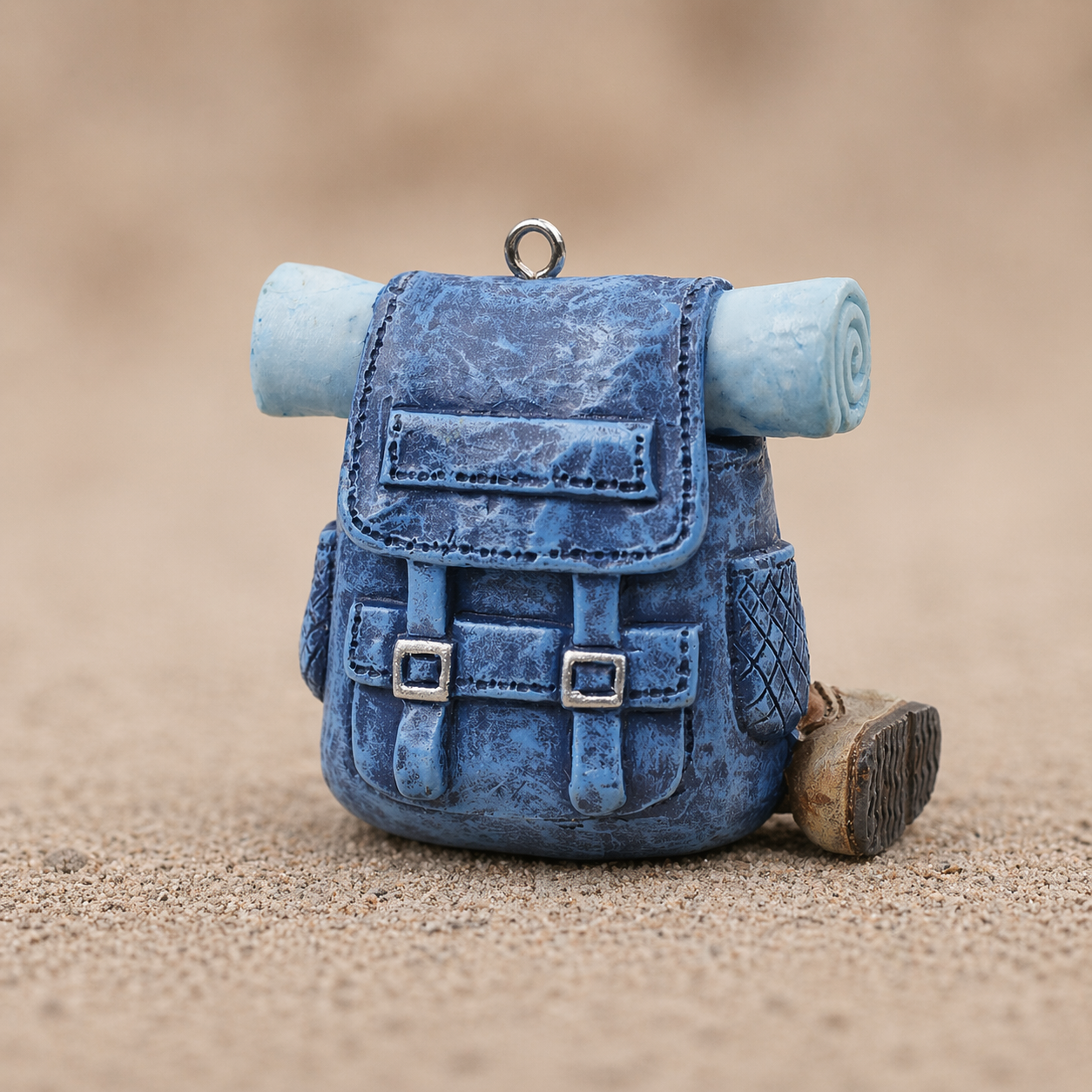 Dekofigur Rucksack blau Miniatur 5 cm Polyresin mit Schlafrolle Reisen Urlaub Geldgeschenk Zubehör Diorama Modellbau