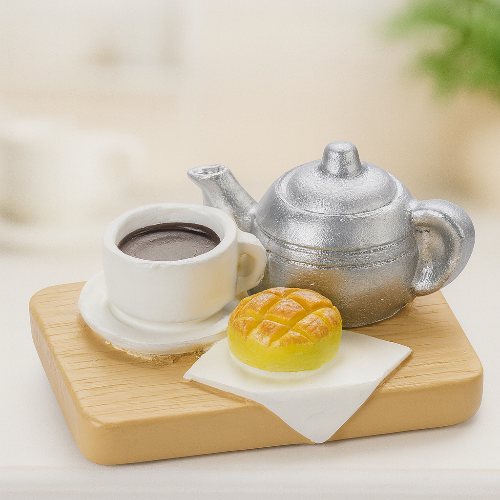 Miniatur Frühstücksbrett mit Kaffee, Brötchen und silberner Kaffeekanne aus Polyresin, ca. 4 cm