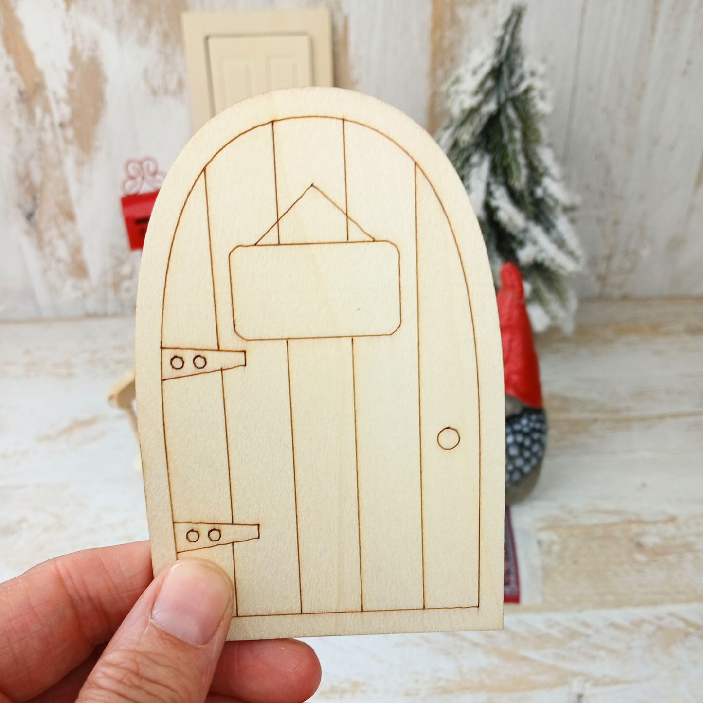 Miniatur Wichteltür aus Holz mit Schild und gelaserten Details, Wichtel Zubehör