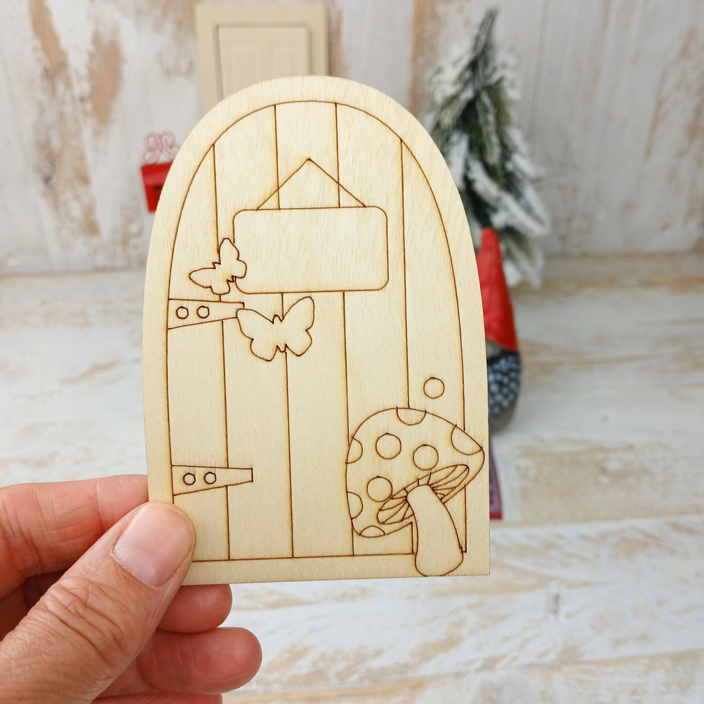 Miniatur Wichteltür aus Holz mit Schild, Pilz und Schmetterlingen, Wichtel Zubehör für Wichtelhaus